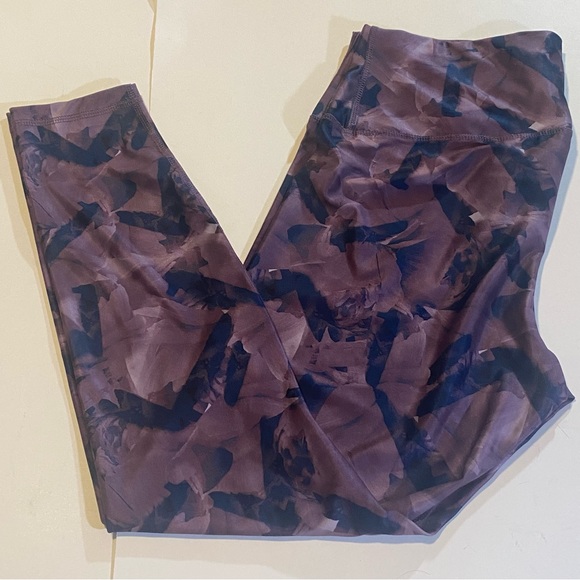 Crivit leggings SZ L GUC, polyester/Lycra blend nice weight, abstract floral - Picture 10 of 11